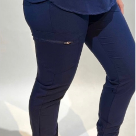 New nursing scrubs sets with jogger pants sizes are Small & medium - Picture 2 of 5